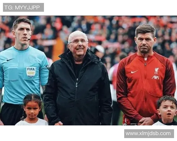 足球明星化身老年人展现人生智慧与幽默风采的精彩表演